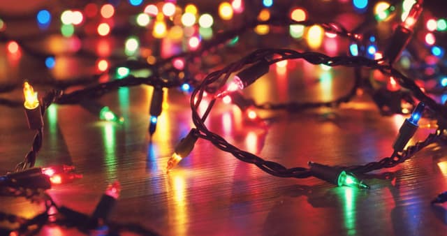 Holiday Light Installation vs DIY (Safety Guide)
